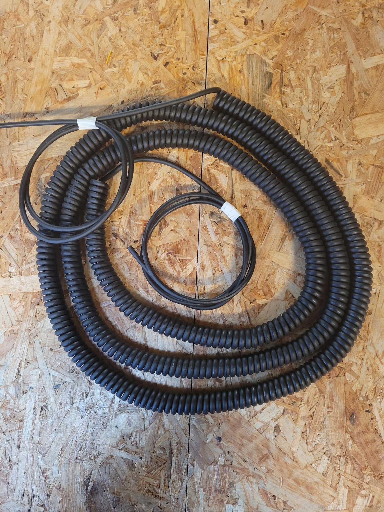 4 CORE 0.22sqmm (24awg) COILED BLACK PUR DATA / POWER CABLE with 1m straights either end