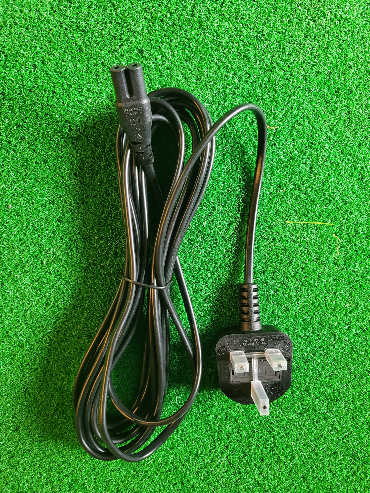UK Mains Plug with 3A Fuse to 'Figure 8' (C7) Mains Straight Cable Lea ...